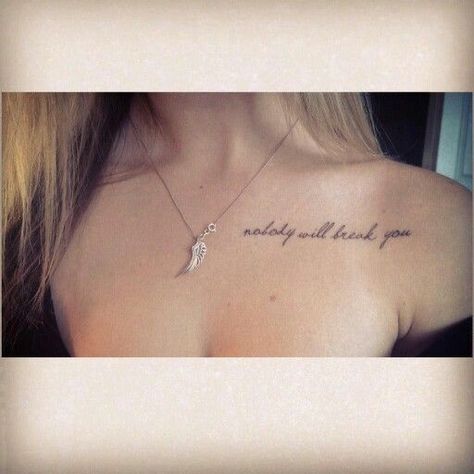 Shoulder Tattoo Quotes, Collar Bone Tattoo Quotes, Delicate Tattoos For Women, Clavicle Tattoo, Stile Kylie Jenner, Strong Tattoos, Small Dragon Tattoos, Small Shoulder Tattoos, Bone Tattoo