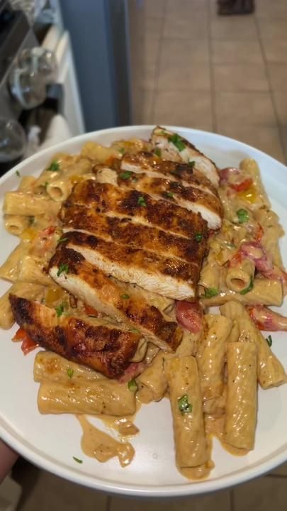 Chicken Cajun pasta my way🫶🏻😋 | cajun chicken pasta | TikTok Fried Chicken And Pasta Recipes, Cajun Pasta Chicken, Chicken Cajun Pasta, Chicken Cajun, Cajun Chicken Pasta Recipe, Pasta Tiktok, Creamy Cajun Chicken Pasta, Rose Pasta, Creamy Cajun Chicken