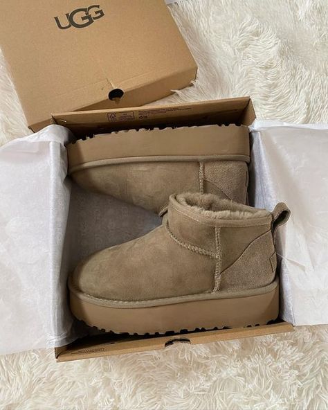 Skor Sneakers Nike, Buty Ugg, Cute Uggs, Skor Sneakers, Dr Shoes, Ugg Mini, Skandinavian Fashion, Shoe Inspo, Aesthetic Shoes