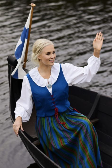 Suomi-puku Finland Women, Finland Culture, Finnish Women, Finnish Fashion, Nordic Countries, European Culture, Folk Dresses, Traditional Clothes, Western Europe