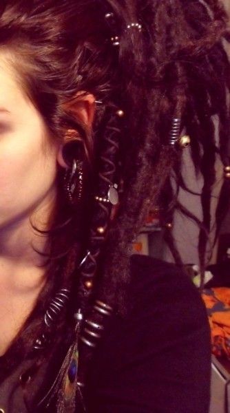 Dreadlocks ou cadenettes, appelées parfois tout simplement dreads ou locks, ont un caractère universel à travers les âges, car des peuples de cultures différentes en ont porté. Dreads Girl, Beautiful Dreadlocks, Dreads Styles, Dread Hairstyles, Colorful Hair, Hair Envy, 4 Life, Hair Dos, Hippie Style