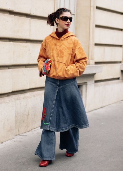 Poses Practice, Skirt Over Pants, Outfit Recipes, Women Street Style, Activewear Photoshoot, Styling Outfits, 2023 Clothing, Street Snap, Fall Photoshoot