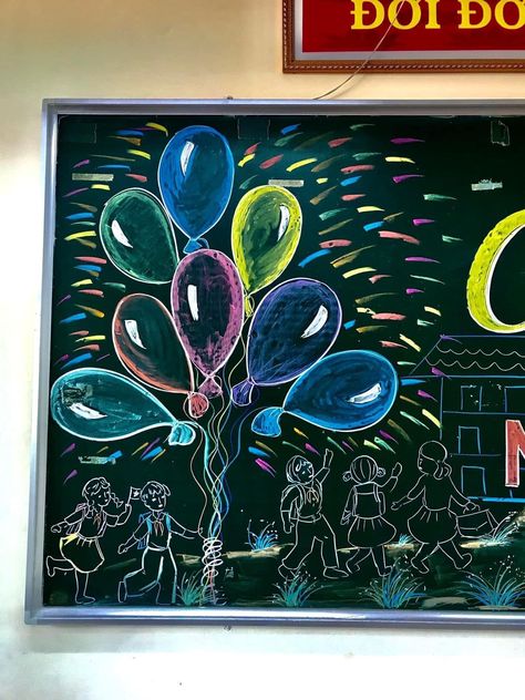 Class Black Board Decoration Ideas, Blackboard Drawing Ideas, Paint Pen Ideas On Canvas, Black Board Decoration Ideas School, Blackboard Decoration, Birthday Chalkboard Art, Classroom Blackboard, School Chalkboard Art, Boarders Designs For Projects