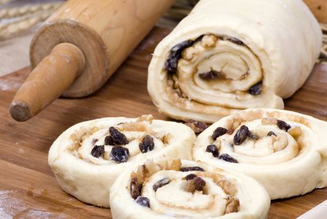 Most people shy away from making yeast cakes and breads. This recipe is really easy and fairly quick to make. And, so delicious! Your Grandma would be Cinnamon Rolls With Raisins, Babka Recipes, Making Yeast, Cinnamon Babka, Non Dairy Desserts, Shabbat Recipes, Slovenian Food, Rosh Hashanah Recipes, Babka Recipe