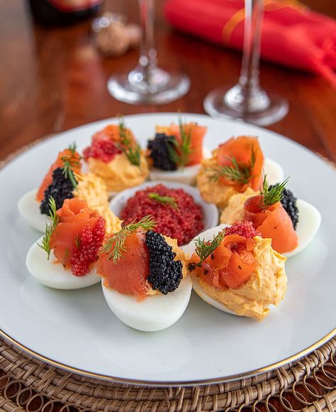 Salmon And Caviar, Caviar Appetizers, Party Canapes, Elegant Cocktail Party, Vineyard Vacation, Salmon Caviar, Devilled Eggs, Russian Dishes, Eggs Recipes