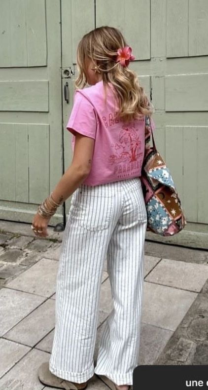 Summer Outfit Trousers, The Hamptons Outfit, Linen Pants Street Style, Classy Colorful Outfits, Indian Summer Outfits, Cape Cod Outfit Summer, Anne Fleur Outfit, Coffee Outfit Ideas, Pink Sandals Outfit