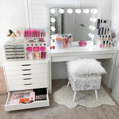 Small Makeup Room Ideas, Small Makeup Room, Organization Desk, Acrylic Storage, Apartment Organization, Vanity Organization, Glam Room, Beauty Storage, Vanity Storage