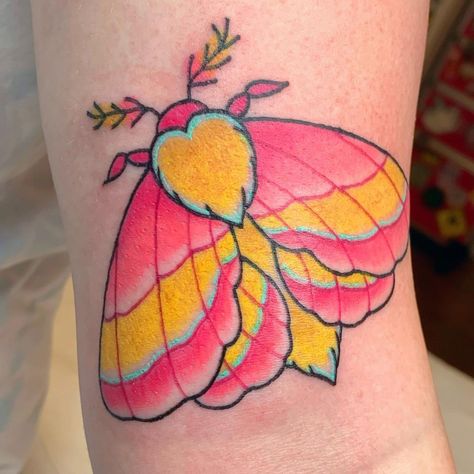 ✩Kassidy Autumn✩’s Instagram profile post: “Got to tattoo this little rosy maple moth yesterday 💖 #tattoo#mothtattoo#rosymaplemoth #colortattoo#kawaii#kawaiitattoo#cincinnati” Colorful Moth Tattoo, Spooky Flash, Moth Tattoos, Maple Moth, Rosy Posy, Rosy Maple Moth, Whimsical Tattoos, Colorful Tattoo, Tattoo Expo