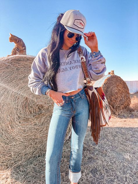 Women’s Casual Western Outfit, Comfy Cowgirl Outfits, Country Winter Outfits Cold Weather, Western Cold Weather Outfit, Western Comfy Outfits, Western Grunge Outfits, Western Athleisure, Cold Western Outfit, Western Grunge Aesthetic