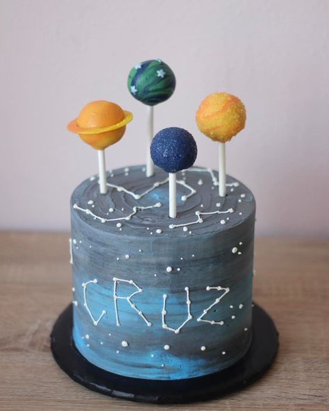 Space Cake Diy, Saturn Cake, Mars Cake, Solar System Cake, Galaxy Desserts, Space Cupcakes, Planet Birthday, Planet Party, Planet Cake