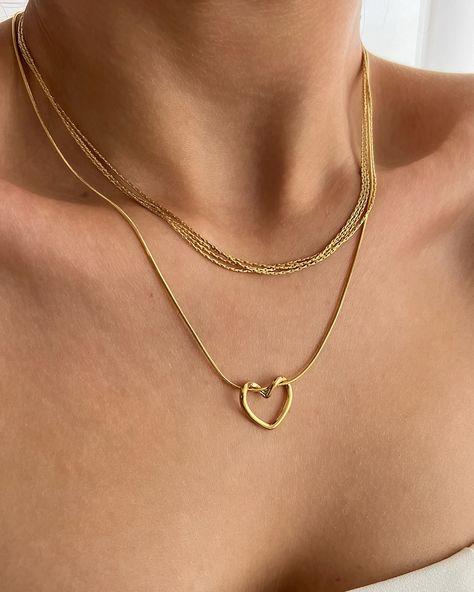 Some cute necklaces…🥰🌹☀️ Shop at shineonyou.co.uk Minimal Gold Jewelry, خواتم خطوبة, Xoxo Jewelry, Icon Jewelry, Cute Necklaces, Pendant Designs, Jewelry Photography Styling, Minimal Gold, Accessories Gold