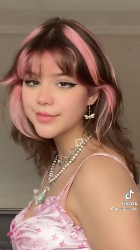 Long Layered Hair With Undercut, Hair Dye Ideas For Wolfcut, Wolfcut Pink Hair, 80s Dyed Hair, Pink Wolfcut Hair, Strip Dyed Hair, Strip Hair Dye From Hair, Pink Strips In Hair, Light Pink Highlights In Brown Hair