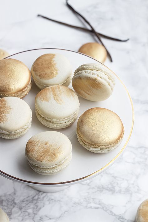 Vanilla Gold Macarons - Naturally Sweetened Vanilla Macaron Recipe White And Gold Macarons, Genshin Wedding, Golden Macarons, Vanilla Macaron Recipe, Vanilla Macaron Recipes, Mocha Macarons, Macaron Decoration, Macaron Ideas, Gold Macarons