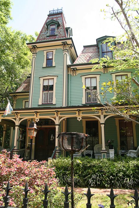 Beautiful Victorian home Gothic Architecture Interior, Old House Design, Victorian Exterior, Old Victorian Homes, Victorian Style Homes, Victorian Mansions, Victorian Architecture, Green House, Exterior House Colors