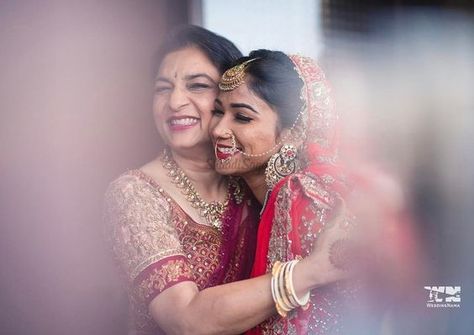 Mother Daughter Wedding Photos, Mother And Daughter Love, Marriage Poses, Mother Daughter Wedding, Bridesmaid Photoshoot, Bride Photos Poses, Brides Mom, Bridal Photography Poses, Sisters Photoshoot