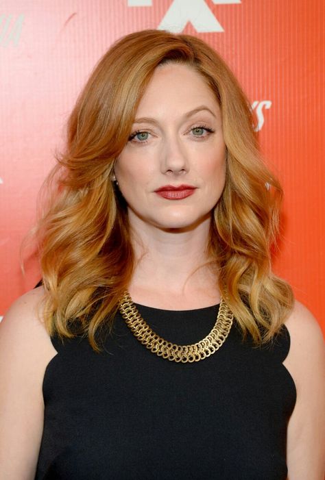 Judy Greer, Medium Length Wavy Hair, Wavy Hairstyles Medium, Long Face Hairstyles, Face Shape Hairstyles, Chic Hairstyles, Long Faces, Trending Hairstyles, Long Blonde Hair