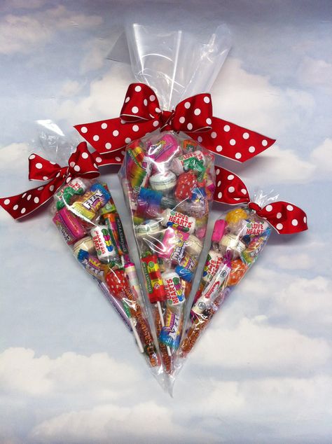 Retro sweetie candy cones! Large, extra large & jumbo sizes! #sugarhug #sweets #candy #retro #cone #sweeties #candies #swizzels #personalised #jumbo Candy Arrangements, Candy Cone, Candy Gift Baskets, Candy Bouquet Diy, Wedding Gifts Packaging, Sweet Cones, Candy Crafts, Candy Bouquet, Candy Party