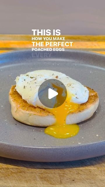 Lets Eat on Instagram: "How to make the perfect Poached Eggs 👨‍🍳  #howto #eggs #cook #cooking #food #foodie #poachedeggs #breakfast" How To Cook A Poached Egg, Poached Egg On English Muffin, How To Poach Eggs In Water, Perfect Poached Eggs How To Make, How To Poach An Egg Easy, How To Make Poached Eggs, How To Poach An Egg, Poached Eggs How To, Savoury Breakfast Ideas