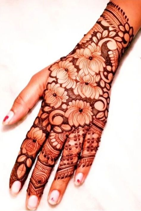 Traditional Sketches, Traditional Mehndi Designs, Fruity Cake, Mehndi Designs Bridal Hands, Legs Mehndi Design, Modern Henna Designs, Rose Mehndi Designs, Very Simple Mehndi Designs, Engagement Mehndi Designs