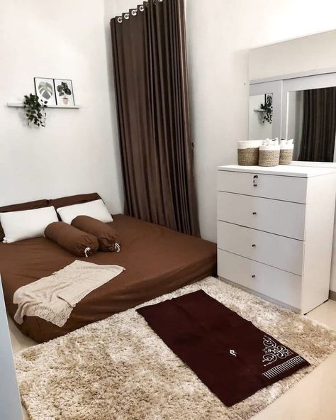 Modern Bedroom Furniture Sets, Small Room Makeover, Bedroom Ideas For Small Rooms Diy, Hiasan Bilik Tidur, Small Bedroom Decor, Bedroom Decor Design, Small Room Design, Modern Bedroom Furniture, Cozy Room Decor