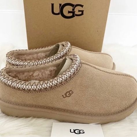 Driftwood Ugg Tasman is a must have for Autum 2023. Ugg Tasman Slippers Driftwood, Ugg Tasmanian Slippers, Taz Slippers Ugg, Tasman Uggs Driftwood, Driftwood Tasman Uggs, Uhh Slippers, Ugh Slippers Outfits Tasman, Tasmanian Uggs, Ugh Tasman Slippers