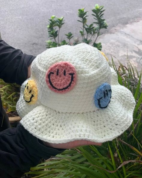 Cute Crochet Bucket Hat Ideas, Topi Rajut Aesthetic, Crochette Aesthetic, Aesthetic Crochet Hat Ideas, Chroching Ideas Easy, Crochette Ideas, Crochet Bucket Hat Free Pattern, Easy Crochet Bucket Hat, Crochet Bucket Hats