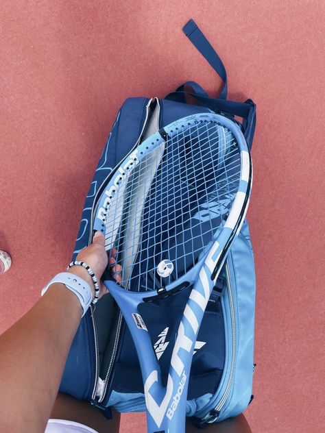 Tennis Racquet Bag, Mode Tennis, Tennis Racket Bag, Tennis Lifestyle, Racquet Bag, Tennis Pictures, Tennis Drills, Tennis Aesthetic, Sporty Aesthetic