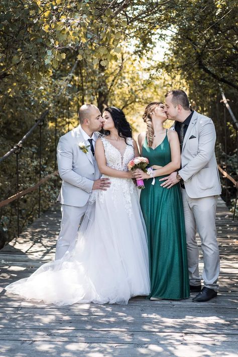 A picture of the groom, the bride and their maid of honor and bestman Bride And Maid Of Honor Pictures, Sister Wedding Pictures, Wedding April, Bride Pictures, Wedding Pic, Picture Inspiration, Studio Photoshoot, Sister Wedding, Inspiration Wedding