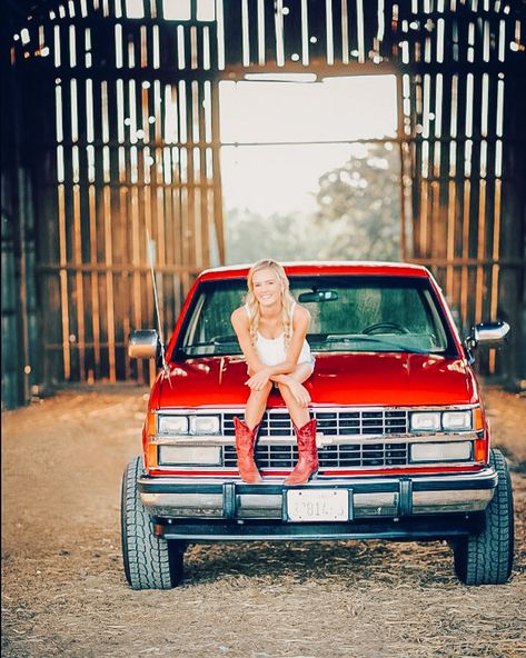 Senior Picture Ideas With Vehicles, Country Senior Picture Ideas, Senior Picture Ideas Western, Truck Senior Pictures, Western Senior Picture Ideas, Cowgirl Senior Pictures, Pretty Senior Pictures, Old Truck Photography, 16 Photoshoot