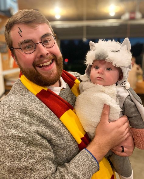 Harry Potter, Hedwig, Hedwig Baby, Twin Costume Harry Potter Family Costumes, Couple And Baby, Baby Harry Potter, Potter Family, Twin Costumes, Harry Potter Hedwig, Harry Potter Baby, Family Costumes, Baby Photos