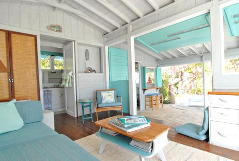 Bahamanian living room with touches of aqua How to Bring Caribbean Style Home Caribbean Style Homes, Beach Cottage Design, Tropical Bedroom, Design Ložnic, Cottage Interior Design, Island Homes, Tropical Bedrooms, Caribbean Style, Cottage Style Homes