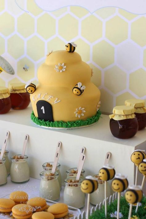 Diy Bee Decorations, Sister Cake, Bee Cake Pops, Bee Decorations, Diy Bee, Bee Cake, Bumble Bee Birthday, Bee Theme Party, Bee Birthday Party