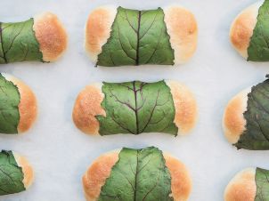 Cook this: Beet leaf buns with onion, cream and dill sauce from The Prairie Table Beet Leaf Buns, Beet Leaf Recipes, Creamy Dill Sauce, Dill Sauce, Beet Recipes, Breads & Buns, Sweet Dough, Ukrainian Recipes, Drying Dill