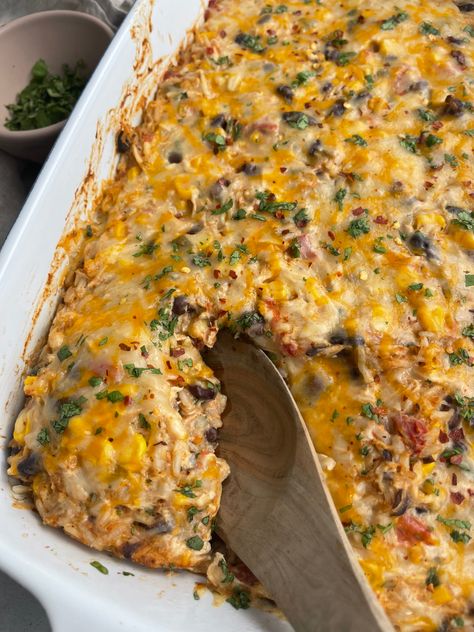 This Southwestern Chicken and Rice Casserole is perfect for an easy dinner during the week. It makes for great leftovers that are easy to reheat during the week too! Chicken Spanish Rice, Southwestern Chicken And Rice, Spanish Rice Casserole, Rotisserie Chicken Tacos, Shredded Chicken Crockpot, Mexican Chicken And Rice, Complete Meals, Southwestern Chicken, Chicken Taco Seasoning