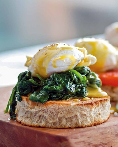 Eggs Florentine Florentine Benedict, Brunch Cafe Menu, Savory Brunch Recipes, Florentines Recipe, Eggs Florentine, Christmas Brunch Recipes, Eggs Benedict Recipe, Spinach Breakfast, Egg Benedict