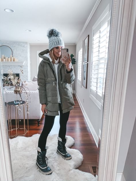 What I Bought and Loved from Amazon this Month | Cella Jane // amazon favorite coat! Cute Winter Outdoor Outfits, Cold Weather Jackets Women, Amazon Winter Jacket, Cold Weather Outdoor Outfit, How To Style Snow Boots, Snow Boots Outfits For Women, Snow Attire Women Winter, Womens Snow Boots Outfit, Women’s Snow Outfits