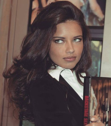 Style Analysis, Money Girl, Inspirational Life Photos, Beauty Shots, Retro Hairstyles, Old Money Aesthetic, Models Off Duty, Adriana Lima, Grunge Hair