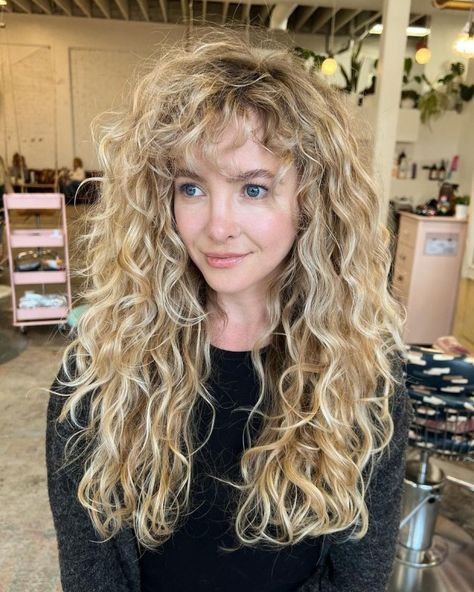 Naturally Wavy Hair With Bangs, Long Naturally Wavy Hair, Women Wavy Hair, Haircuts For Thick Wavy Hair, Hairstyles For Thick Wavy Hair, Hairstyles For Wavy Hair, Wavy Hair Long, Bangs Wavy, Bangs Wavy Hair