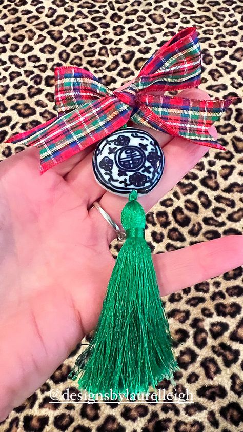 Tartan And Chinoiserie Christmas, Chinoiserie Crafts, Blue And White Chinoiserie Christmas, Millennial Christmas, Tartan Christmas Decorations, Christmas Chinoiserie, Chinoiserie Christmas Tree, Tartan Decor, Christmas Ornament Designs