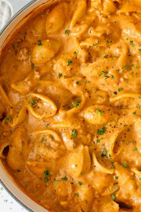 Vegan Creamy Beef And Shells, Easy Vegan Winter Recipes, One Pot Vegan Pasta, One Pot Vegetarian Meals, Beef Shells, Vegan One Pot Meals, Cheap Vegan Recipes, Quick Vegan Dinner, Vegan Goulash