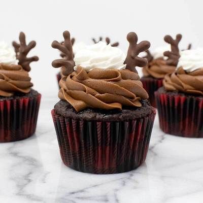 The Great Big List of Cupcake Recipes • Sarahs Bake Studio Chocolate Cupcake Recipe, Gourmet Cupcakes, Cupcake Recipes Chocolate, Easy Cupcakes, Cupcake Recipe, Köstliche Desserts, Christmas Cupcakes, Yummy Cupcakes, Vanilla Buttercream