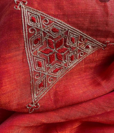 Aari Work Embroidery, Kurti Embroidery Design, Hand Embroidery Videos, Couture Embroidery, Hand Embroidery Tutorial, Handmade Embroidery Designs, Hand Work Embroidery, Embroidery Neck Designs, Creative Embroidery