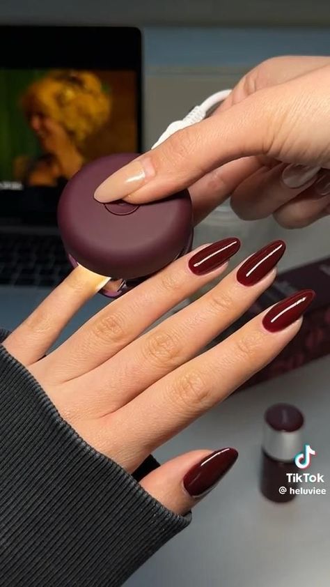 Nails acrylic Tapered Oval Nails, Nails That Look Good On Brown Skin, Manicure Fall Ideas, Red Nails For Brown Skin, Nails For Red Hair, Nail For Brown Skin, Gel Nails Color Ideas, Oxblood Aesthetic, Nails Winter 2023 Trends