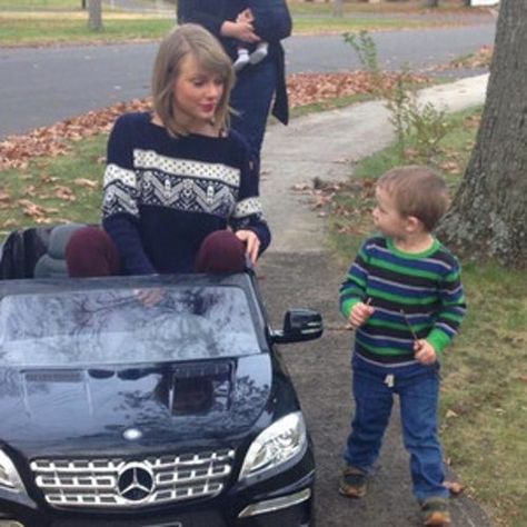 Taylor Swift Shows Up at a Fan's House in Connecticut With Gifts—See the Cute Pics! Taylor Swift Playlist, Playlist Covers Photos, Getaway Car, Taylor Swift Funny, Long Live Taylor Swift, Miss Americana, Spotify Covers, Taylor Swift Fan, T Swift