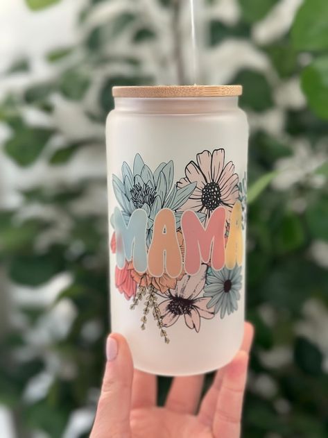 View GLASS CUPS by DesignsbyMJV on Etsy Mother’s Day Cups, Tumbler Ideas For Moms, Mom Cup Ideas, Sublimation Cup Ideas, Mama Cups, Sublimation Cups, Tumbler Cups Diy, Mom Tumbler, Mama Gifts