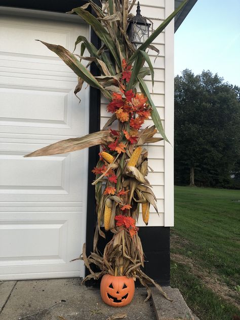 Corn Shocks Front Porches, Corn Stocks On Porch, Corn Stocks Decoration, Fall Corn Stalk Decor, Decorating With Corn Stalks, Corn Stalks Front Porch, Corn Stalks Decorations, Corn Stalk Decor, Outside Fall Decorations