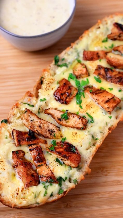 Chicken Alfredo Garlic Bread Garlic Parmesan Chicken Alfredo Bread, Chicken Alfredo French Bread, Alfredo Garlic Bread, Chicken Alfredo Bake Recipe, Best Garlic Bread Recipe, Homemade Appetizer, French Bread Recipe, French Bread Pizza, Culinary Classes