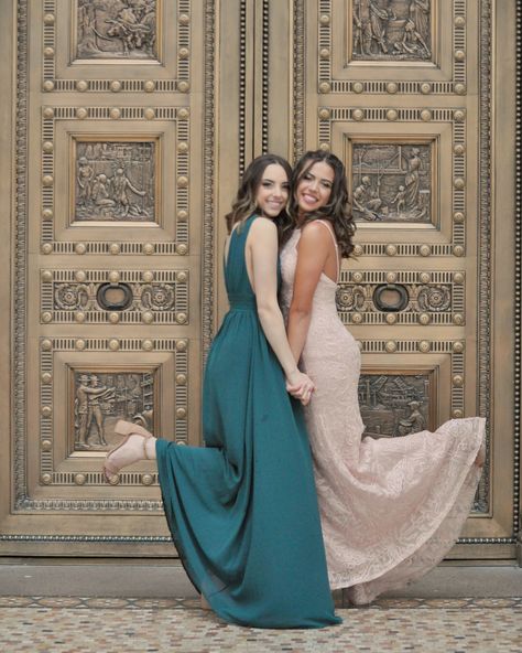 Prom Fashion 2023, Prom Photoshoot Best Friends, Prom Photoshoot Girlfriends, How To Pose For Prom Pictures Best Friends, Prom Shoots Photo Ideas, Prom Sister Pictures, Girl Photoshooting Prom, Sisters Prom Pictures, Prom Girls Friends