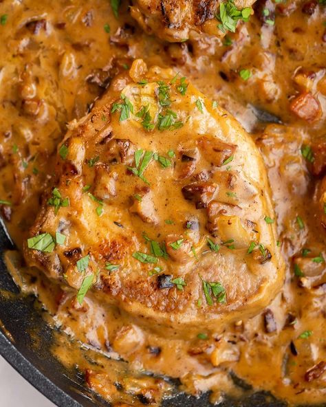 Healthy Food Tips for Better Energy Levels Thick Pork Chop Recipe, Healthy Meals For The Week, Skillet Pork Chop Recipes, Cast Iron Skillet Recipes Dinner, Pork Chop Dishes, Smothered Pork Chops Recipe, Bacon Gravy, Skillet Pork Chops, Smoked Pork Chops