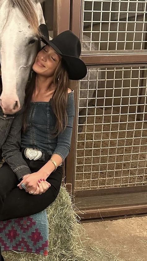 Bella Hadid Cowgirl, Western Boots Outfit, Cowboy Chic, Cowgirl Look, Bella Hadid Style, Nashville Outfits, Rodeo Outfits, Cowboy Outfits, Hadid Style